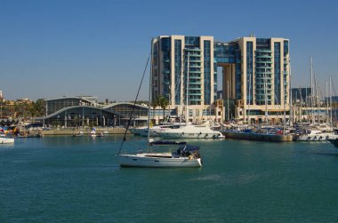 İsrail. Herzliya Kasım 2022. Yat Marina. Yelkenlilerin demirli olduğu rıhtım. Yelkenliyle seyahat, deniz tatili, kira ve yat kiralama..