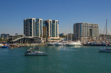 İsrail. Herzliya Kasım 2022. Yat Marina. Yelkenlilerin demirli olduğu rıhtım. Yelkenliyle seyahat, deniz tatili, kira ve yat kiralama..