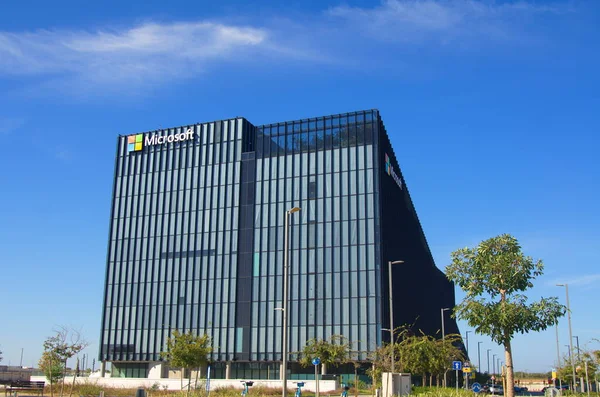 İsrail Herzliya Kasım 2022. Microsoft binası. Cam ve metalden yapılmış modern bir merkez. Yakın plan şirket logosu, büyük harflerle. Binaya giriş..