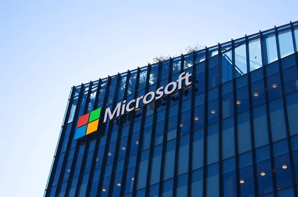 İsrail Herzliya Kasım 2022. Microsoft binası. Cam ve metalden yapılmış modern bir merkez. Bill Gates şirket logosu.