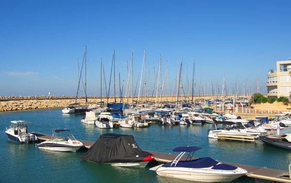 Israel Herzliya Novembro 2022 Marina Iate Cais Onde Barcos Vela — Fotografia de Stock