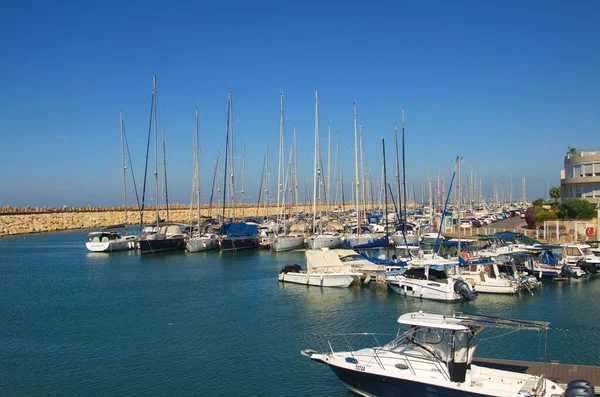 以色列 2022年11月 游艇码头 停泊帆船的码头 乘帆船旅行 租船和租船 — 图库照片