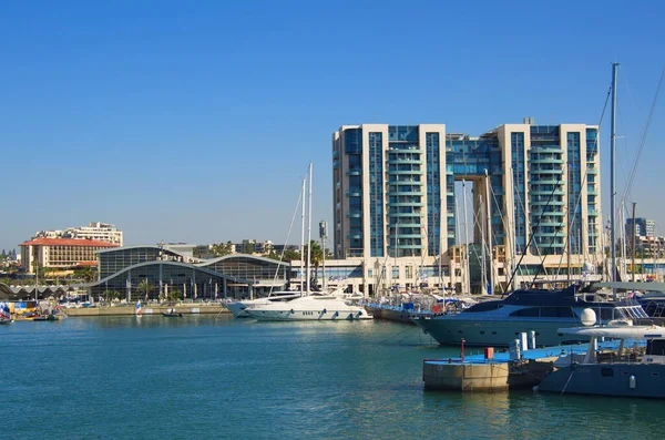 İsrail. Herzliya Kasım 2022. Yat Marina. Yelkenlilerin demirli olduğu rıhtım. Yelkenliyle seyahat, deniz tatili, kira ve yat kiralama..