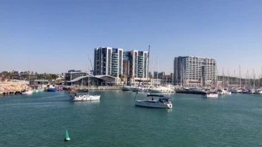 İsrail. Herzliya Kasım 2022. Yat Marina. Yelkenlilerin demirli olduğu rıhtım. Yelkenliyle seyahat, deniz tatili, kira ve yat kiralama..