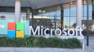 İsrail Herzliya Kasım 2022. Microsoft binası. Cam ve metalden yapılmış modern bir merkez. Yakın plan şirket logosu, büyük harflerle. Binaya giriş..