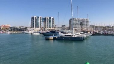 İsrail. Herzliya Kasım 2022. Yat Marina. Yelkenlilerin demirli olduğu rıhtım. Yelkenliyle seyahat, deniz tatili, kira ve yat kiralama..