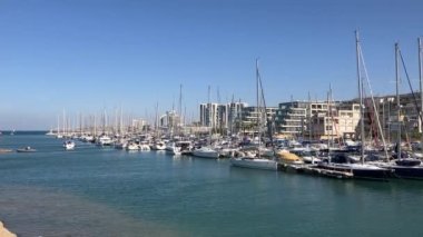 İsrail. Herzliya Kasım 2022. Yat Marina. Yelkenlilerin demirli olduğu rıhtım. Yelkenliyle seyahat, deniz tatili, kira ve yat kiralama..