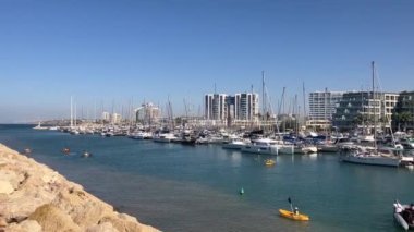 İsrail. Herzliya Kasım 2022. Yat Marina. Yelkenlilerin demirli olduğu rıhtım. Yelkenliyle seyahat, deniz tatili, kira ve yat kiralama..