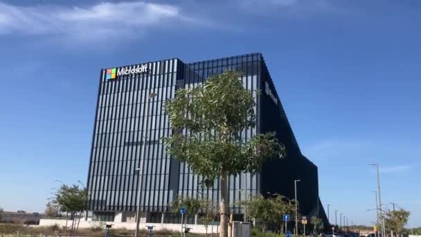 イスラエル ヘルズリヤ2022年11月 マイクロソフトビル ガラスと金属で作られた近代的なハブ クローズアップ会社のロゴ 大文字 建物の入口 — ストック動画