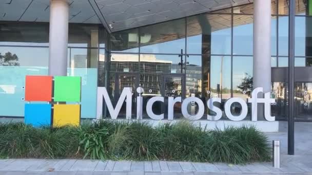イスラエル ヘルズリヤ2022年11月 マイクロソフトビル ガラスと金属で作られた近代的なハブ クローズアップ会社のロゴ 大文字 建物の入口 — ストック動画