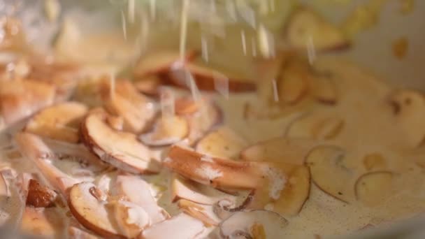 Sauce Champignon Aux Champignons Gros Plan Ralenti Frotte Parmesan Main — Video