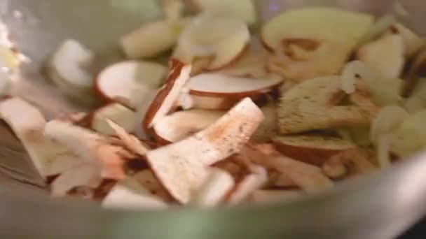 Κομμένα Μανιτάρια Champignon Κρεμμύδια Τηγανίζονται Ένα Τηγάνι Μεγάλα Μανιτάρια Σχέδια — Αρχείο Βίντεο