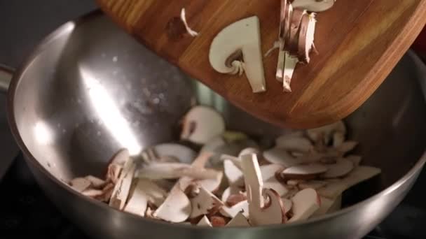 厨师用一把大刀切香菇 厨师把切碎的蘑菇放进一个大果冻碗里 用松露做面食的过程 意大利菜慢动作 — 图库视频影像