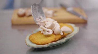 Latke ya da patatesli gözleme. Lokantadaki şeften yemek pişirmek. Mutfak ağır çekim. Kavram: Şampiyonlu yemekler