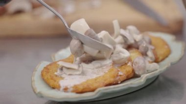 Latke ya da patatesli gözleme. Lokantadaki şeften yemek pişirmek. Mutfak ağır çekim. Kavram: Şampiyonlu yemekler