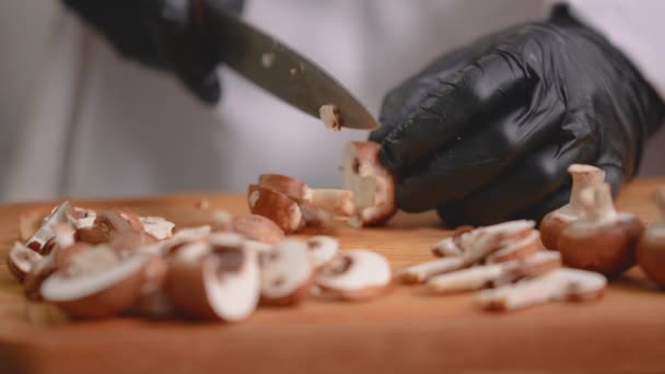 Šéfkuchař Krájí Žampiony Žampiony Velkým Nožem Kuchař Vloží Nasekanou Houbu — Stock video
