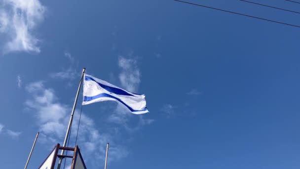 День Незалежності Держави Ізраїль Синій Білий Прапор Проти Блакитного Неба — стокове відео