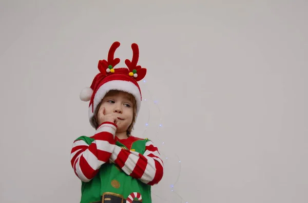 Zabawny Dzieciak Kapeluszu Mikołaja Emocje Chłopca Twarzy Dziecko Czeka Boże — Zdjęcie stockowe