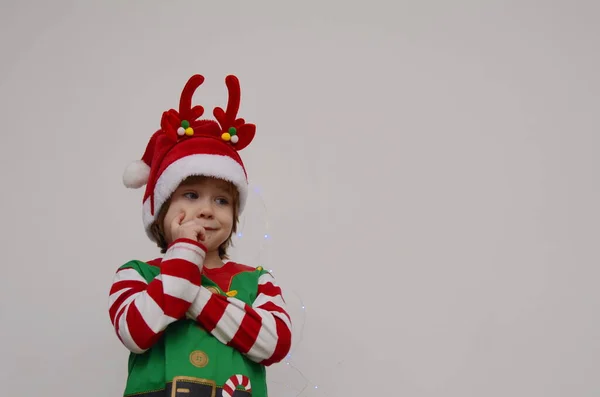 Chico Gracioso Sombrero Santa Emociones Del Chico Cara Niño Está — Foto de Stock