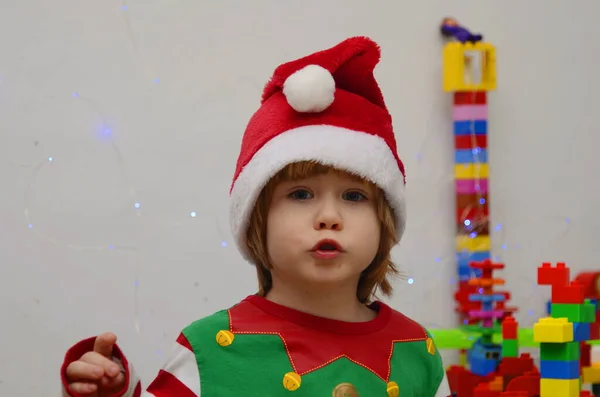 Miúdo Engraçado Com Chapéu Pai Natal Emoções Rapaz Cara Criança — Fotografia de Stock