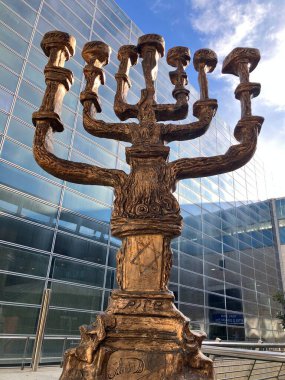  İsrail 'in Hava Kapısı. Ben Gurion Havaalanı. Büyük Menorah ülkenin sembolüdür. Heykel Salvador Dali tarafından yapıldı. 