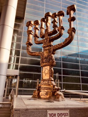  İsrail 'in Hava Kapısı. Ben Gurion Havaalanı. Büyük Menorah ülkenin sembolüdür. Heykel Salvador Dali tarafından yapıldı. 