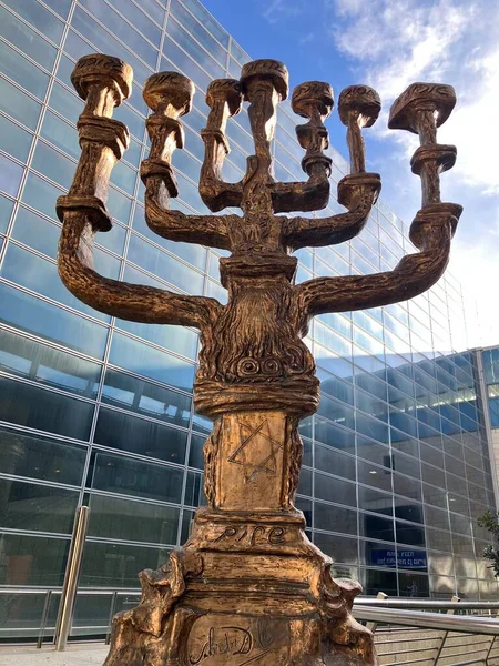  İsrail 'in Hava Kapısı. Ben Gurion Havaalanı. Büyük Menorah ülkenin sembolüdür. Heykel Salvador Dali tarafından yapıldı. 