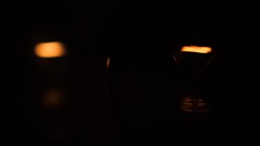 Yanan ampul, Tesla ampulü. Karanlıkta, ışık yavaşça yanar. Kavram: Enerji tasarrufu, elektrik kesintisi, bilgi, elektrik üretimi