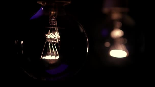Две Лампочки Темноте Загораются Гаснут Лампочка Тесла Электричество Крупным Планом — стоковое видео