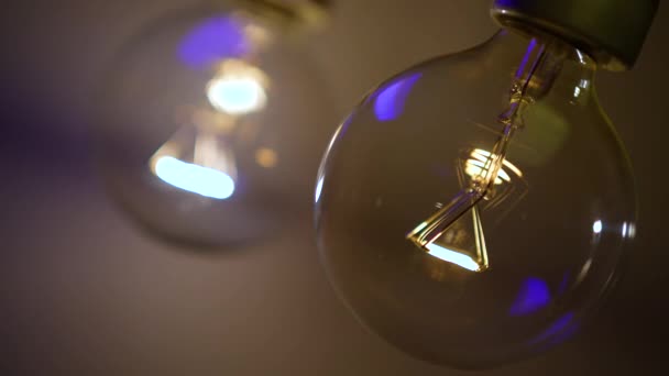 黑暗中的两个灯泡亮了起来出去了 特斯拉灯泡 电力特写 能源系统 — 图库视频影像