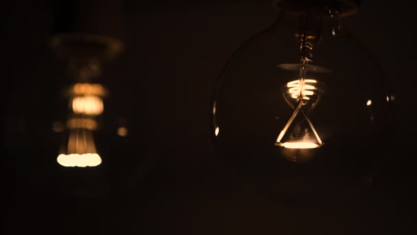 Dvě Žárovky Tmě Rozsvítí Zhasnou Teslova Žárovka Detailní Záběr Elektřinu — Stock video