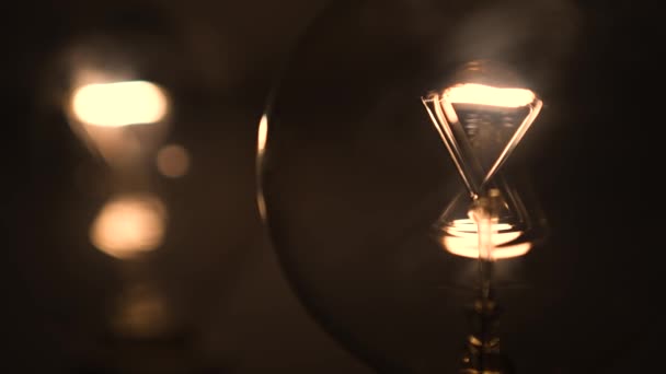 Due Lampadine Buio Illuminano Spengono Lampadina Tesla Elettricità Primo Piano — Video Stock