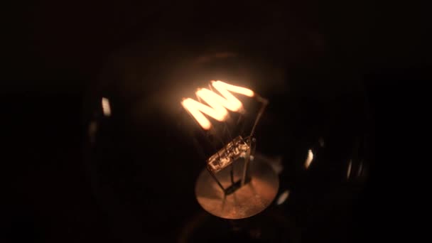 Żarówkowa Żarówka Żarówka Tesli Ciemności Światło Powoli Się Zapala Koncepcja — Wideo stockowe
