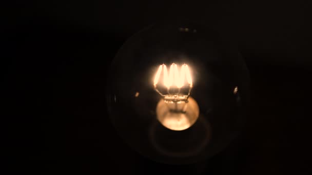 Λαμπτήρας Πυρακτώσεως Λάμπα Τέσλα Στο Σκοτάδι Φως Ανάβει Αργά Έννοια — Αρχείο Βίντεο