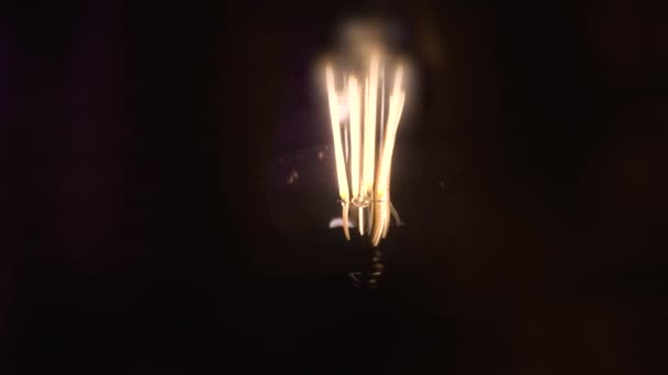 Стеклянная Ретро Лампочка Загорается Гаснет Темноте Концепция Отсутствие Электроэнергии Устаревшие — стоковое видео