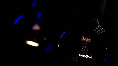 Tesla cam ampulü karanlıkta. Yanardöner iplik. Kavram: Enerji tasarrufu, elektrik kesintisi, yeni fikir, karanlıkta ışık