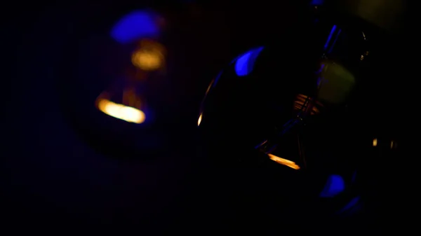 特斯拉玻璃灯泡在黑暗中 白炽灯线概念 新理念 黑暗中的灯 — 图库照片