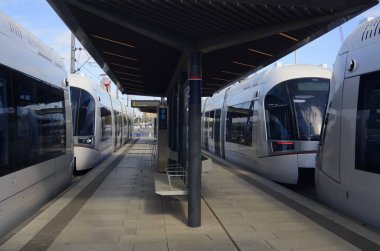 Yarasa Yam, ISRAEL. Aralık 2022 Dankal tramvayı. Tel Aviv hafif demir yolu. Test sürüşünde beyaz lokomotifler. İsrail 'in orta kesimindeki metropolitan bölge. Çeviri: Hakomemiyut