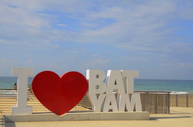 Bat Yam şehrinin sembolü. Sahilde büyük harfler ve kalp işareti var. 