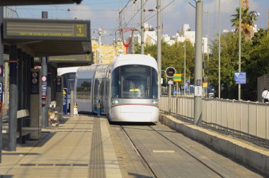 Yarasa Yam, ISRAEL. Aralık 2022 Dankal tramvayı. Tel Aviv hafif demir yolu. Test sürüşünde beyaz lokomotifler. İsrail 'in orta kesimindeki metropolitan bölge. Çeviri: Hakomemiyut