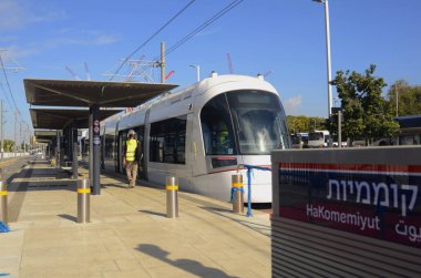 Yarasa Yam, ISRAEL. Aralık 2022 Dankal tramvayı. Tel Aviv hafif demir yolu. Test sürüşünde beyaz lokomotifler. İsrail 'in orta kesimindeki metropolitan bölge. Çeviri: Hakomemiyut