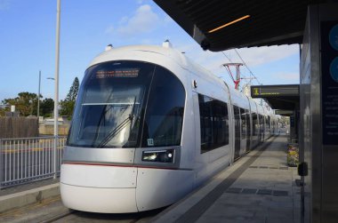 Yarasa Yam, ISRAEL. Aralık 2022 Dankal tramvayı. Tel Aviv hafif demir yolu. Test sürüşünde beyaz lokomotifler. İsrail 'in orta kesimindeki metropolitan bölge. Çeviri: Hakomemiyut