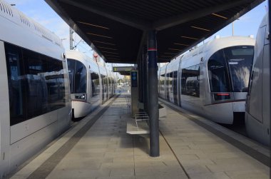 Yarasa Yam, ISRAEL. Aralık 2022 Dankal tramvayı. Tel Aviv hafif demir yolu. Test sürüşünde beyaz lokomotifler. İsrail 'in orta kesimindeki metropolitan bölge. Çeviri: Hakomemiyut