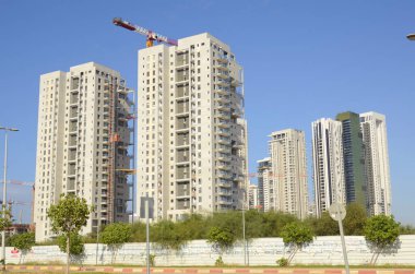 Yarasa Yam. İsrail. Aralık 2022. Yüksek katlı bir konut inşaatı. Yeni binalar, vinçler, palmiye ağaçları. İsrail 'de gayrimenkul. Daire binaları.