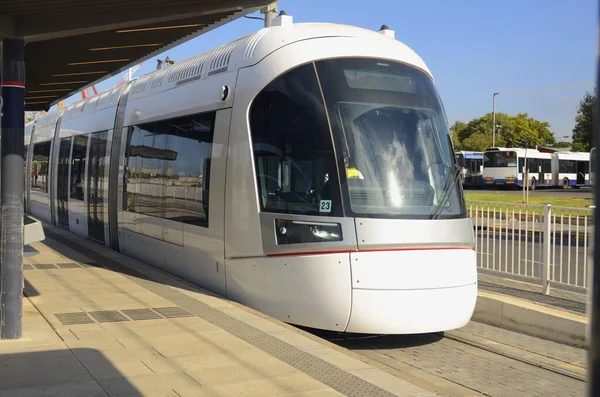 Yarasa Yam, ISRAEL. Aralık 2022 Dankal tramvayı. Tel Aviv hafif demir yolu. Test sürüşünde beyaz lokomotifler. İsrail 'in orta kesimindeki metropolitan bölge. Çeviri: Hakomemiyut