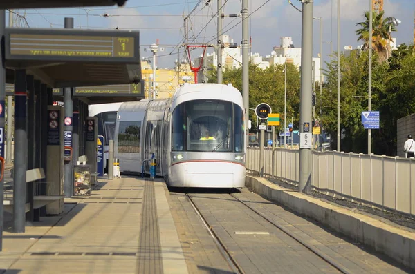 Yarasa Yam, ISRAEL. Aralık 2022 Dankal tramvayı. Tel Aviv hafif demir yolu. Test sürüşünde beyaz lokomotifler. İsrail 'in orta kesimindeki metropolitan bölge. Çeviri: Hakomemiyut