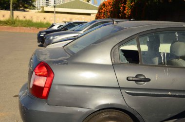 Hırsızlıktan kırılmış cam camlar. Bir otoparkta sokak soygunu. Suçlular arabanın camını kırdılar. Araba hırsızlığı. Konsept: Alarm, güvenlik, güvenlik kamerası