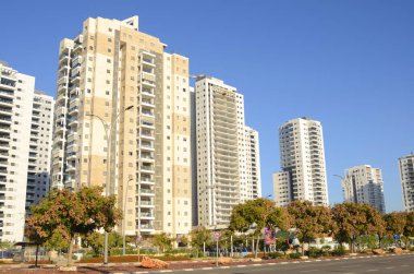 Rishon Lezion. İsrail. Aralık 2022. Emlak ve yeni binalar. Yeni yerleşim alanları, palmiye ağaçları, portakal ağaçları, otoyollar. İnşaat vinci, inşaat alanı.