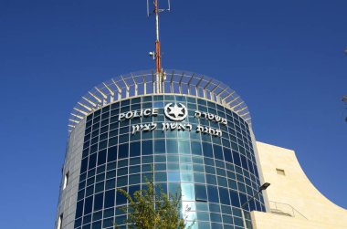 Rishon Lezion. İsrail. Aralık 2022. Polis karakolu. Bina logosu. Mishtar. TÜRKÇE:.