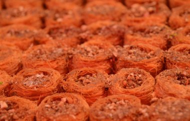 Bademli baklava, ceviz, fıstık, fıstık. Geleneksel oryantal tatlılar şurup ve baldan yapılır.